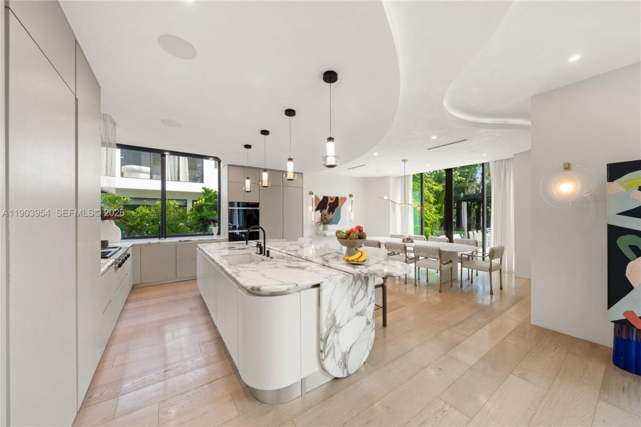 2053 N Bay Rd, Miami Beach, FL 33140 Photo