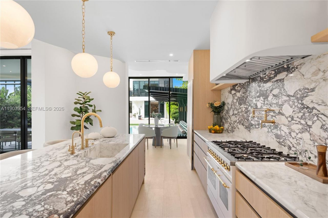 2053 N Bay Rd, Miami Beach, FL 33140 Photo