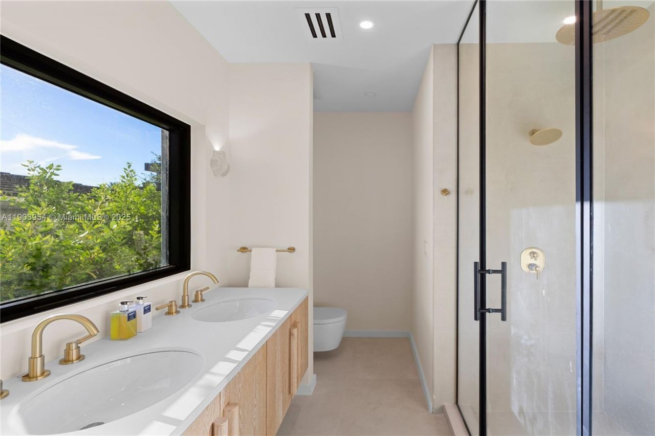 2053 N Bay Rd, Miami Beach, FL 33140 Photo