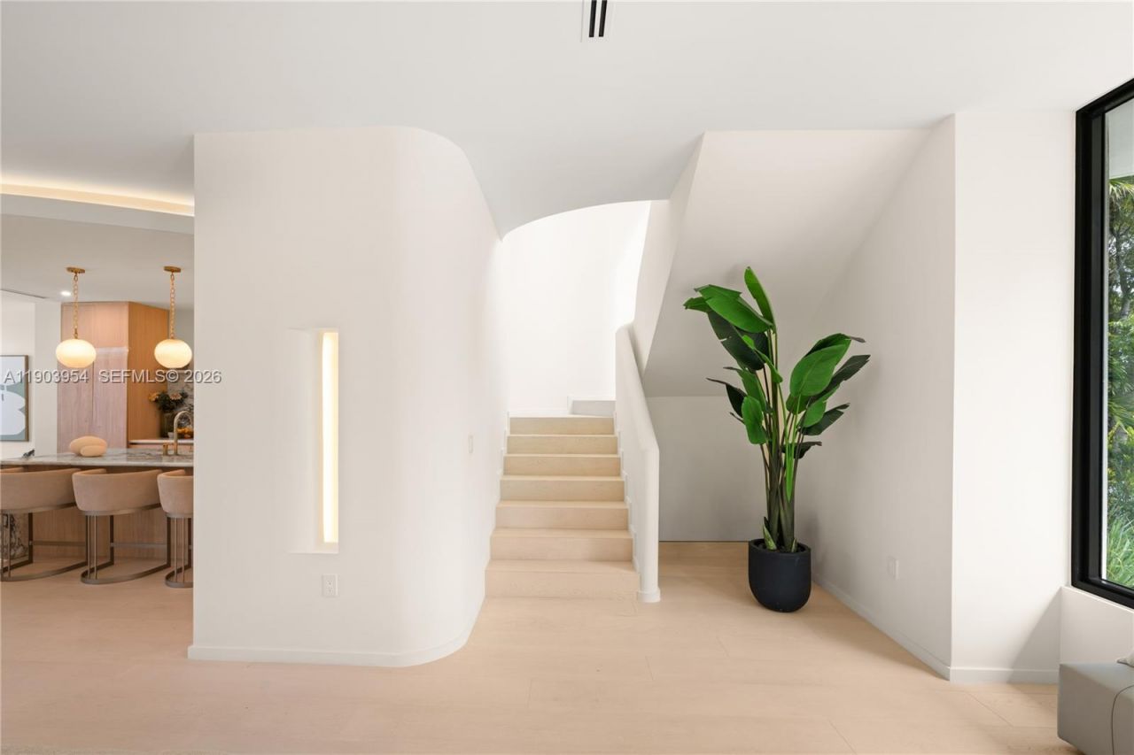 2053 N Bay Rd, Miami Beach, FL 33140 Photo