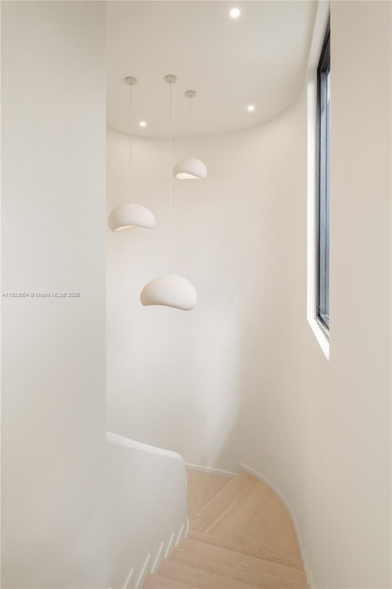 2053 N Bay Rd, Miami Beach, FL 33140 Photo