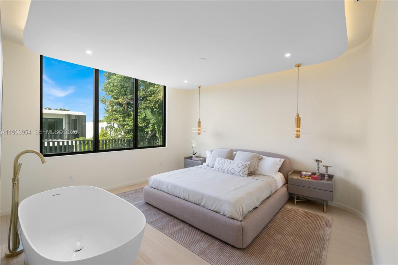 2053 N Bay Rd, Miami Beach, FL 33140 Photo