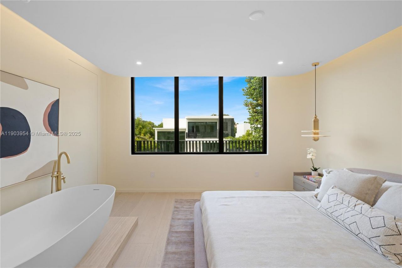 2053 N Bay Rd, Miami Beach, FL 33140 Photo