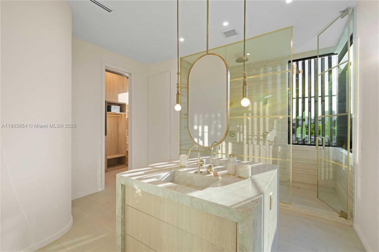 2053 N Bay Rd, Miami Beach, FL 33140 Photo