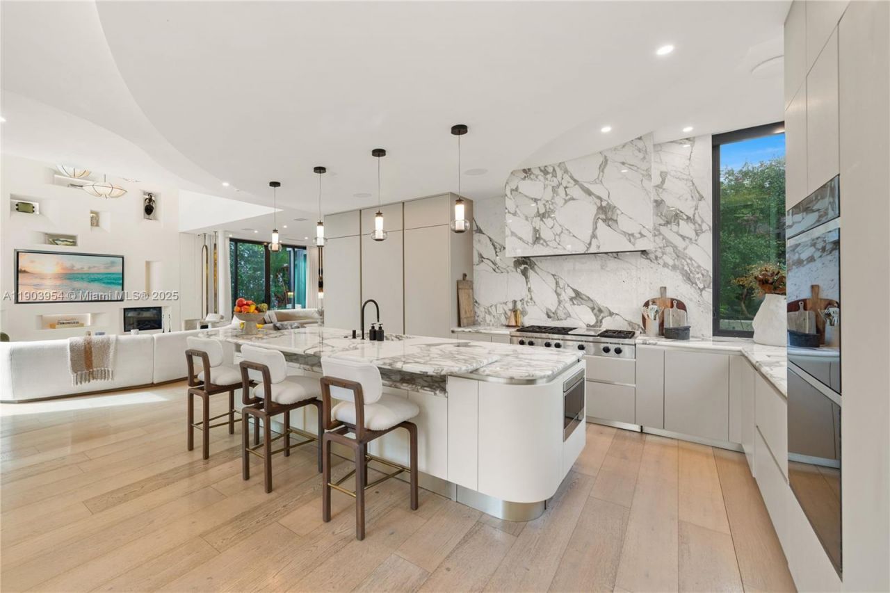 2053 N Bay Rd, Miami Beach, FL 33140 Photo