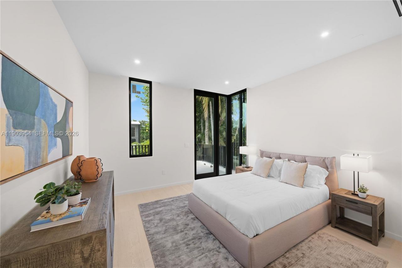 2053 N Bay Rd, Miami Beach, FL 33140 Photo