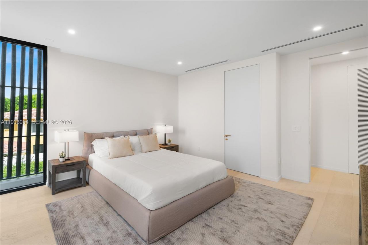 2053 N Bay Rd, Miami Beach, FL 33140 Photo