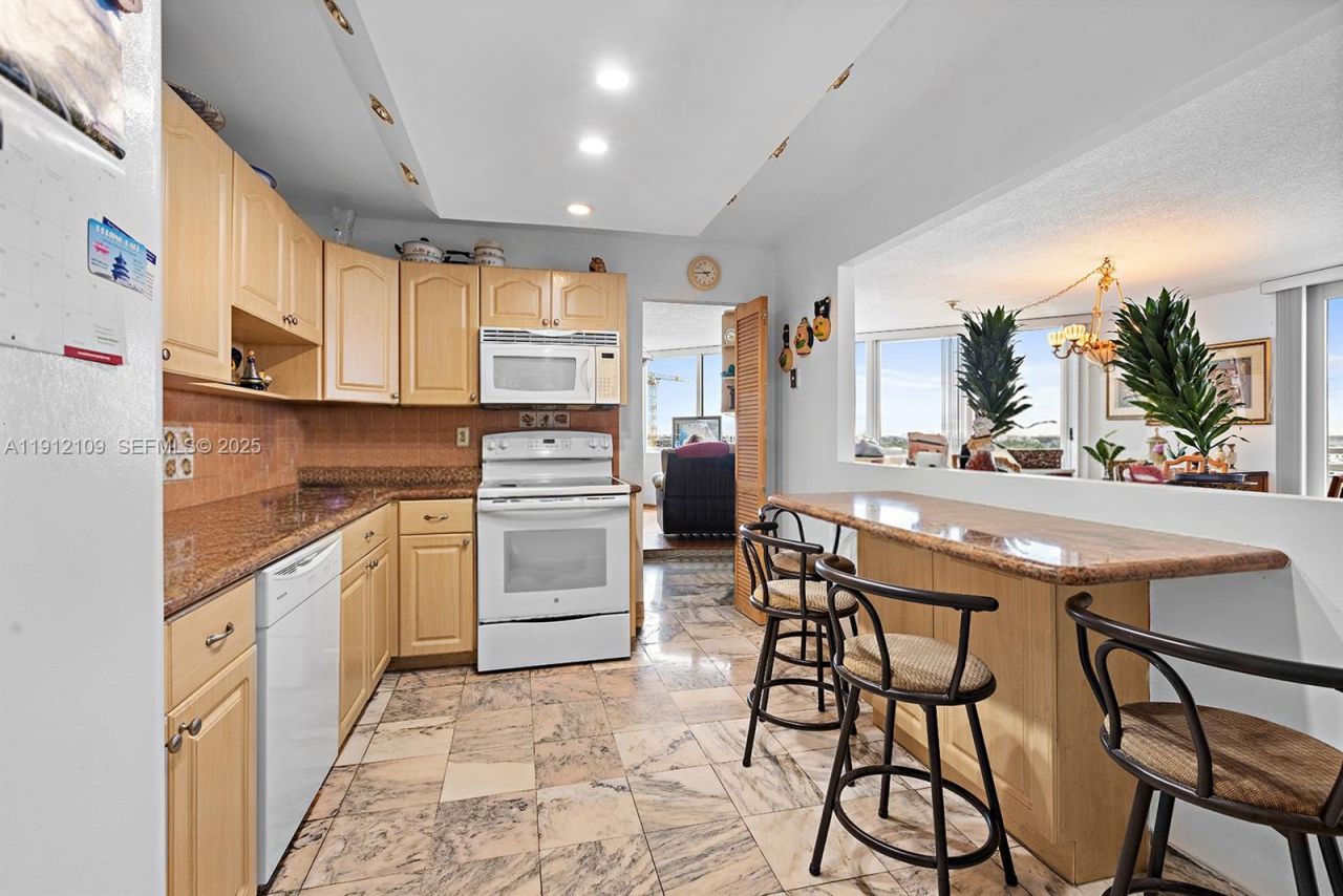 7135 Collins Ave, Unit 1425, Miami Beach, FL 33141 Photo