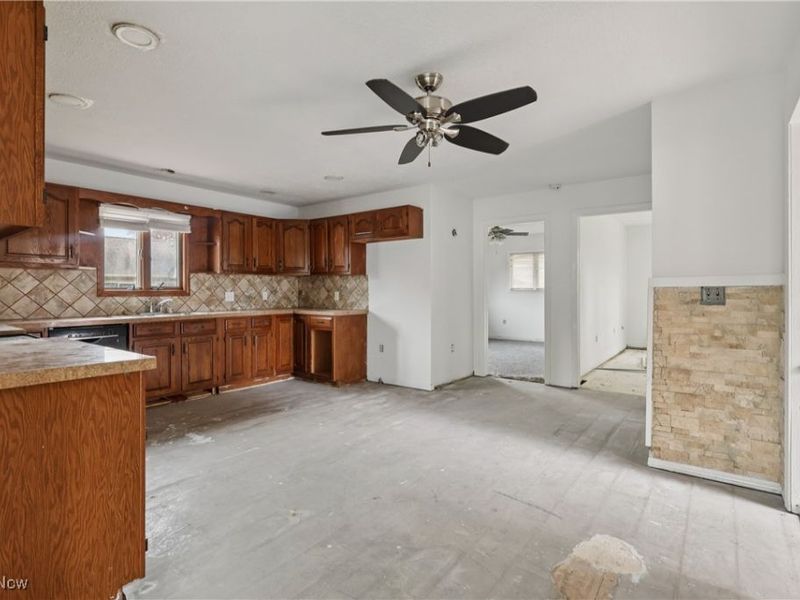 492 E Hopocan Avenue, Barberton, OH 44203 Photo 11