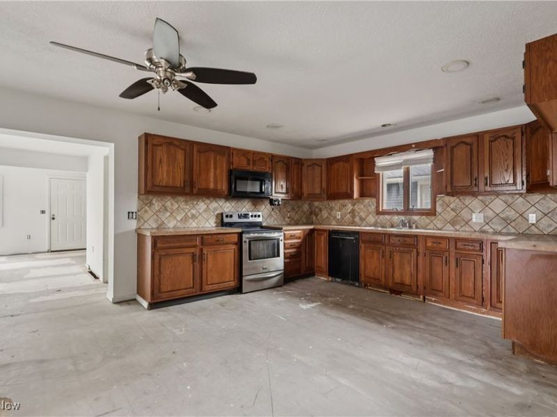 492 E Hopocan Avenue, Barberton, OH 44203 Photo 12