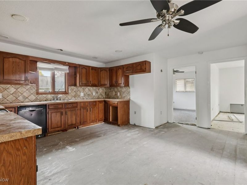 492 E Hopocan Avenue, Barberton, OH 44203 Photo 14