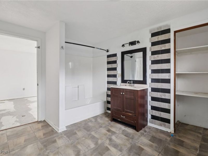 492 E Hopocan Avenue, Barberton, OH 44203 Photo 17