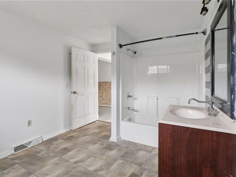 492 E Hopocan Avenue, Barberton, OH 44203 Photo 18