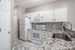 650 River Oaks Dr. photo 4