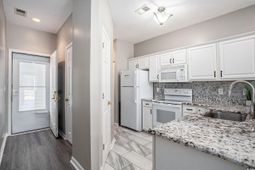 650 River Oaks Dr. photo 4