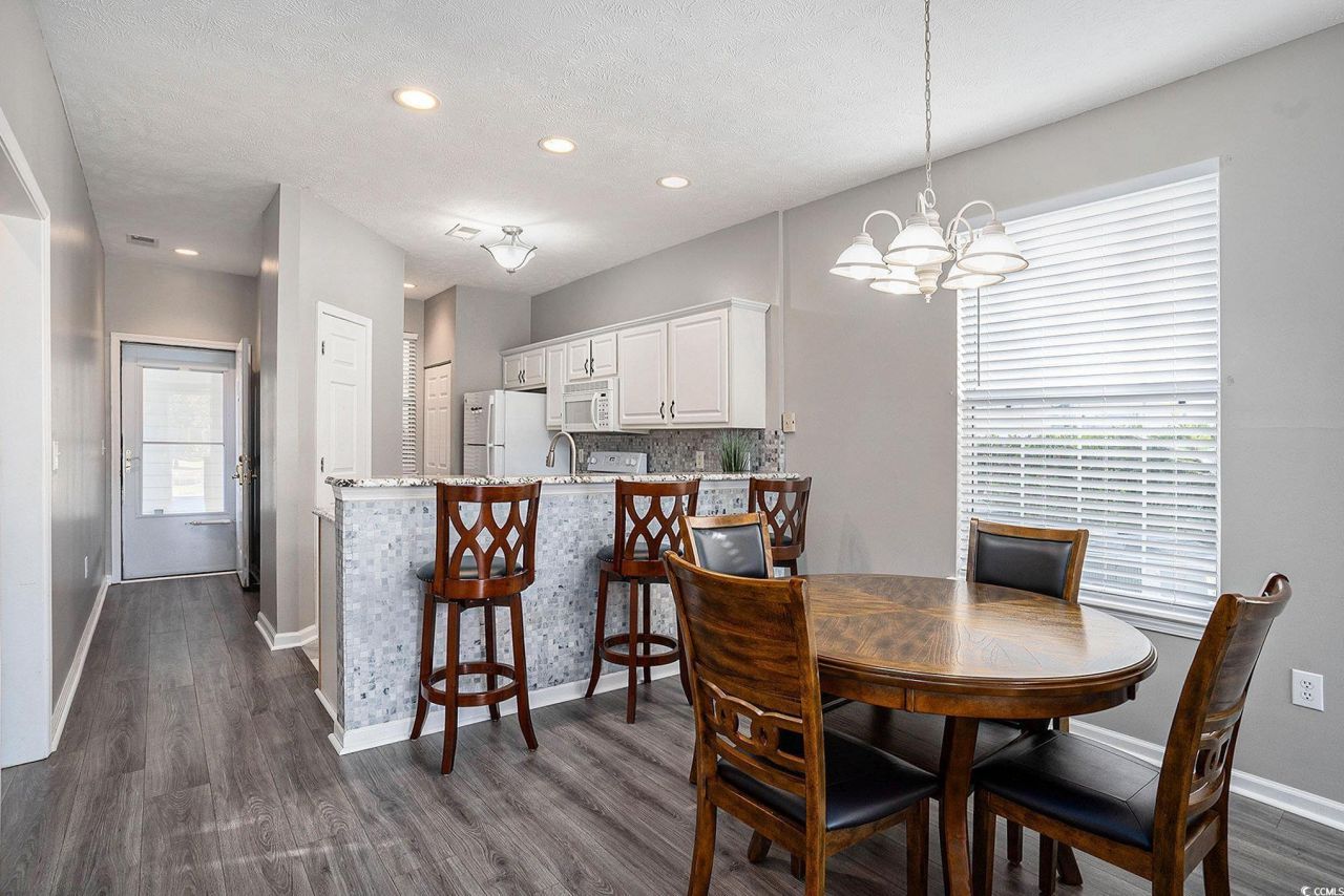 650 River Oaks Dr. Photo 7