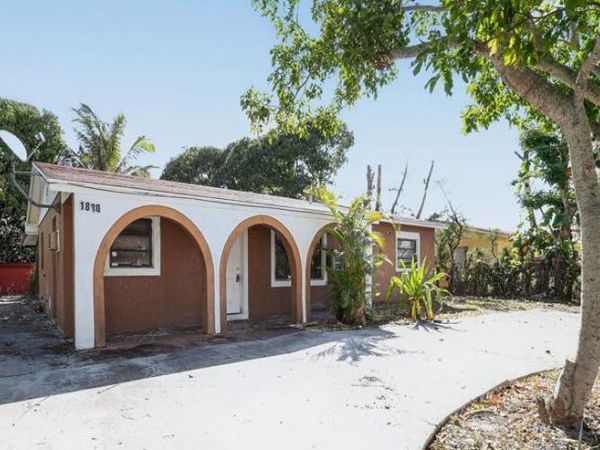 1830 NE 2nd Lane, Boynton Beach, FL 33435