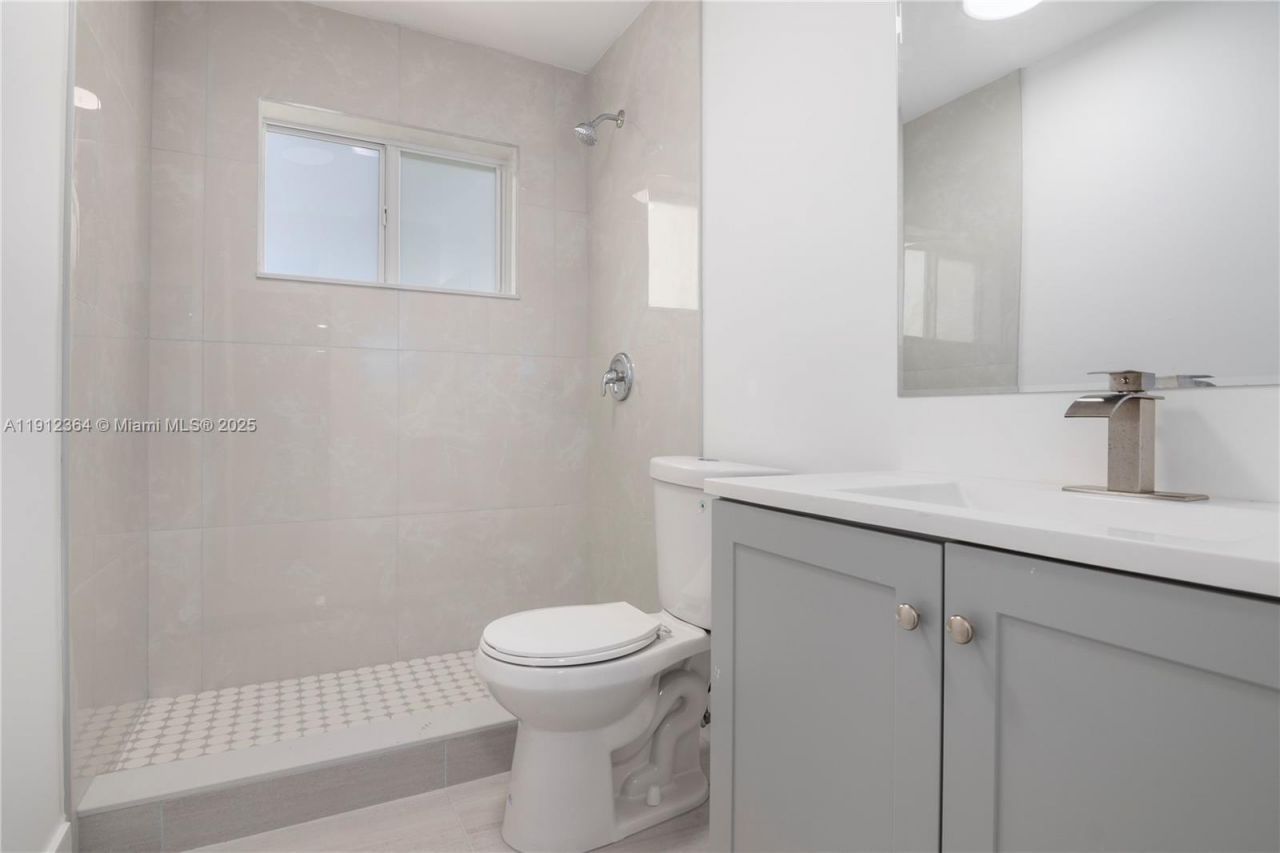 1750 NE 52nd St, Fort Lauderdale, FL 33334 Photo