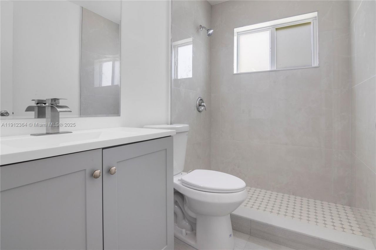 1750 NE 52nd St, Fort Lauderdale, FL 33334 Photo