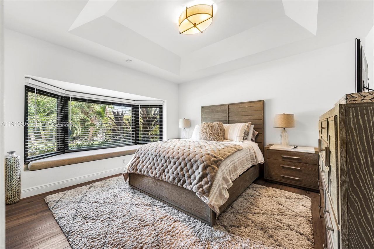 3444 NE 167th St, North Miami Beach, FL 33160 Photo