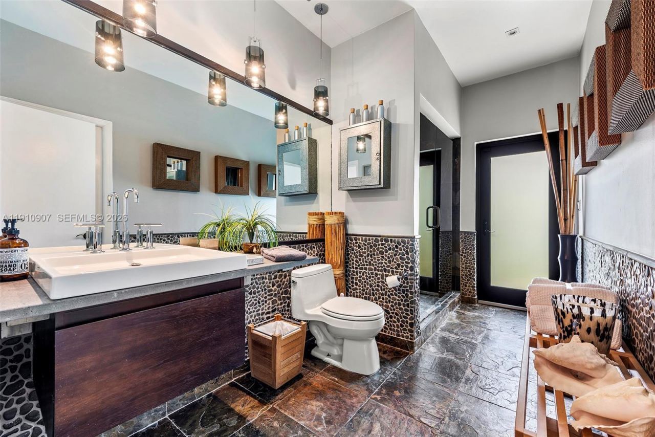 3444 NE 167th St, North Miami Beach, FL 33160 Photo