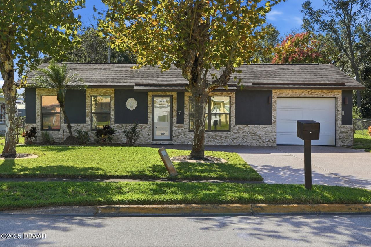 932 Lora Street, Daytona Beach, FL 32114 Main Photo