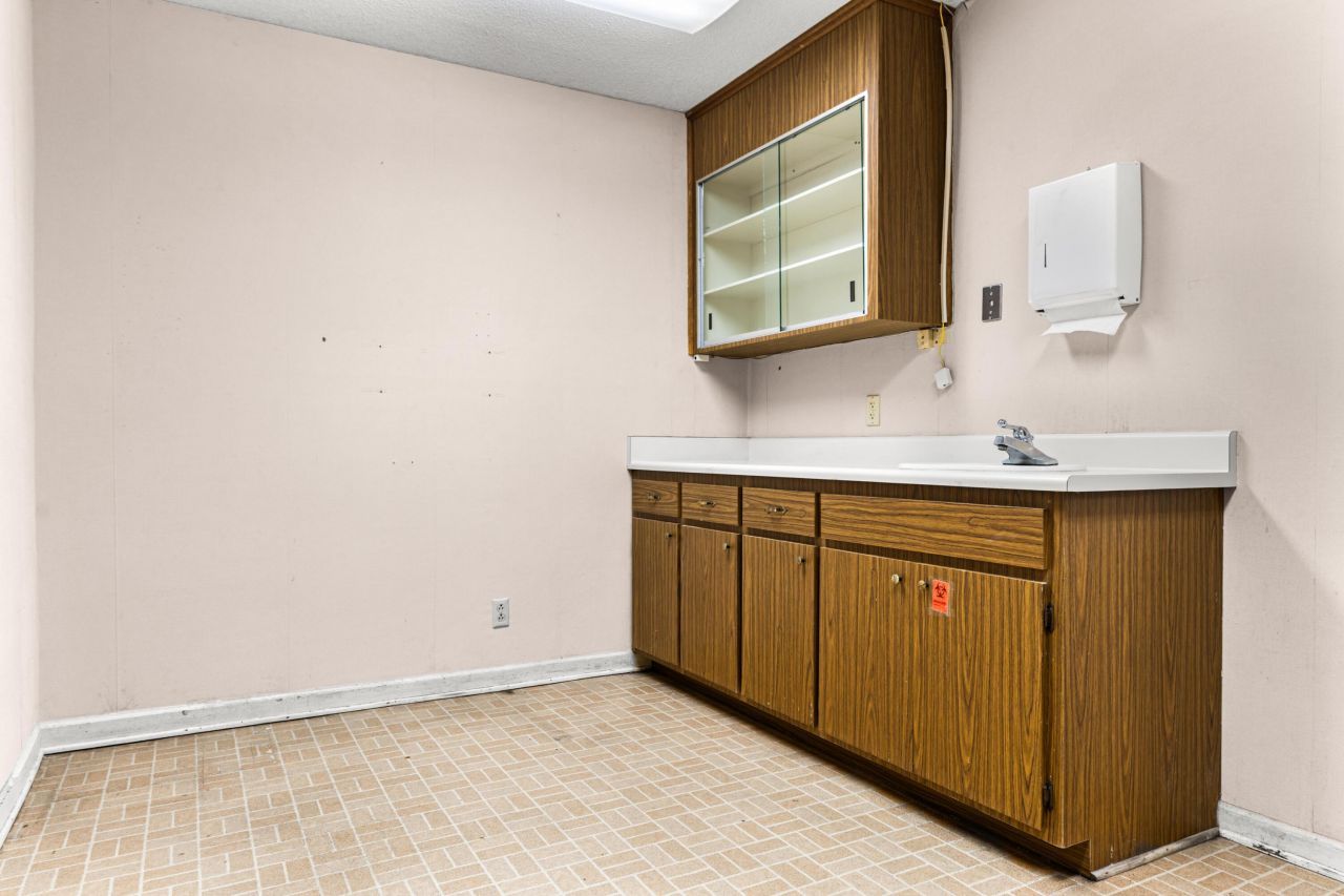 450 North Street  Photo 11