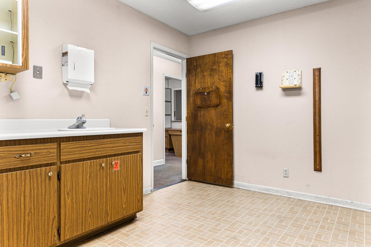 450 North Street  Photo 12