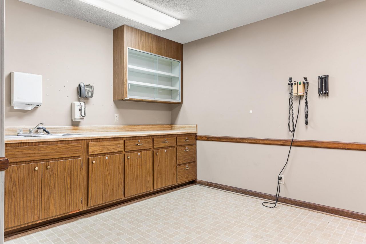 450 North Street  Photo 18