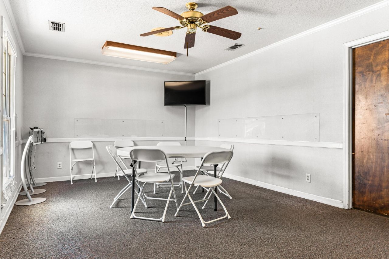 450 North Street  Photo 6