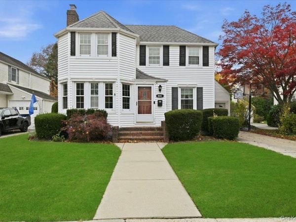 143 Bromleigh Road, Stewart Manor, NY 11530