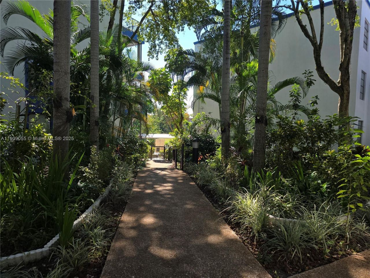 6010 S Falls Cir Dr, Unit 206, Lauderhill, FL 33319 Photo