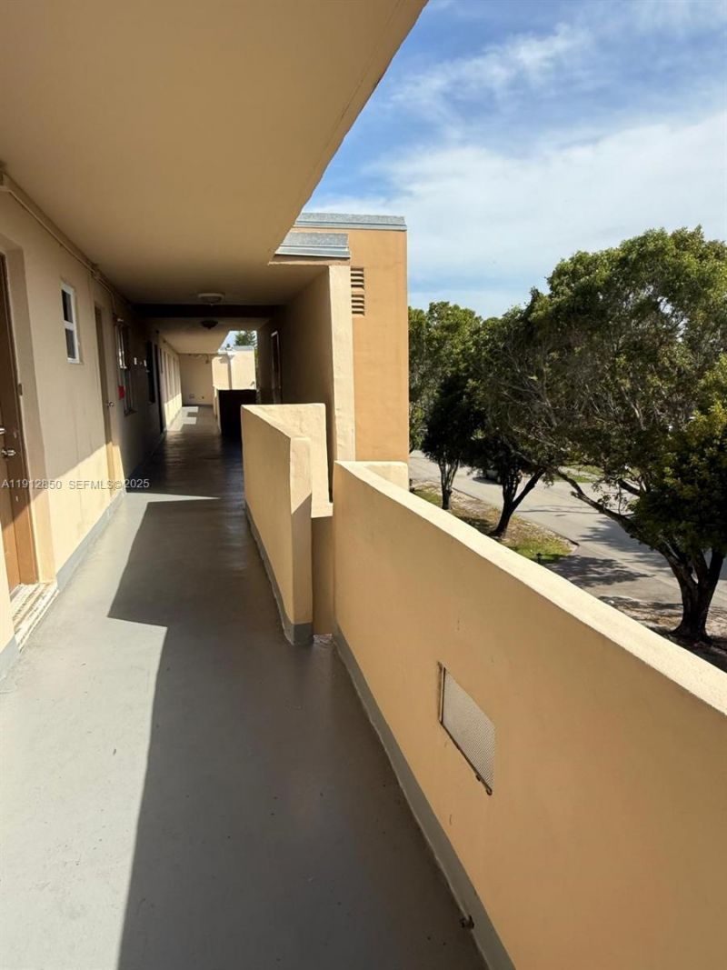 1401 NE 191st St, Unit D409, Miami, FL 33179 Photo
