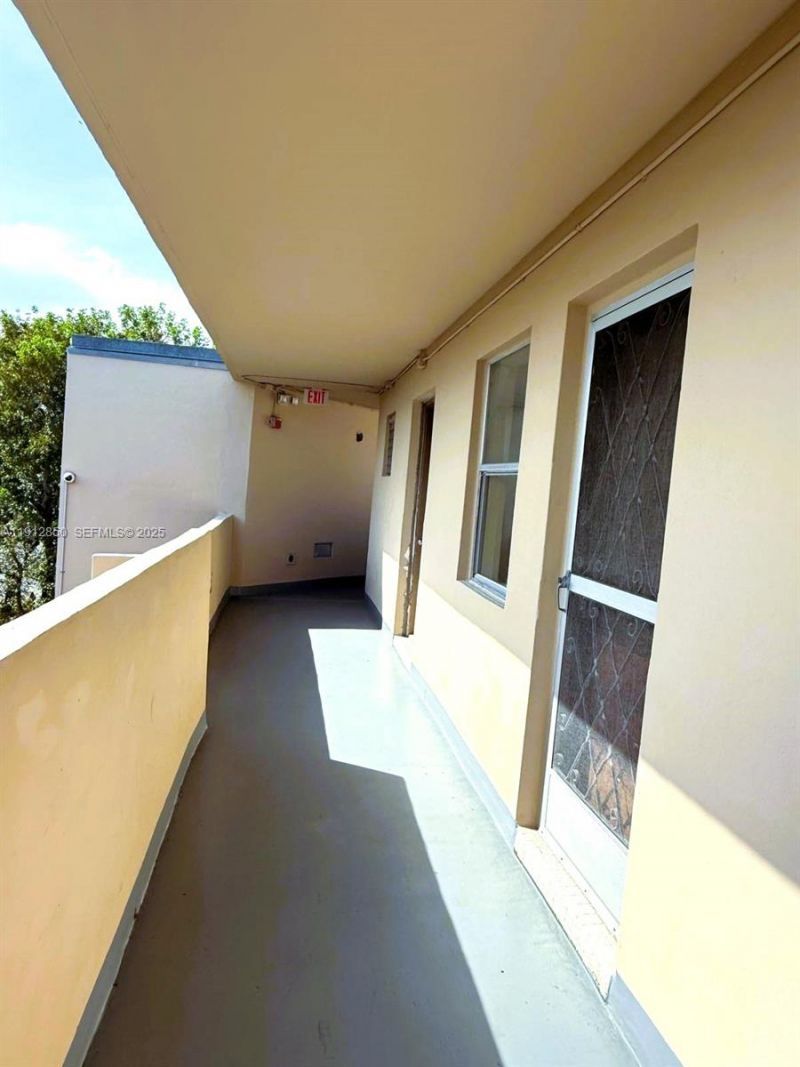 1401 NE 191st St, Unit D409, Miami, FL 33179 Photo