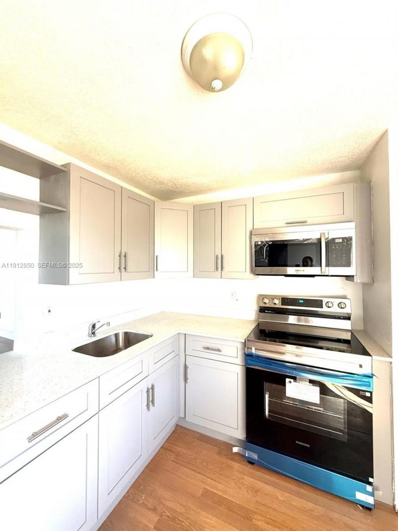 1401 NE 191st St, Unit D409, Miami, FL 33179 Photo