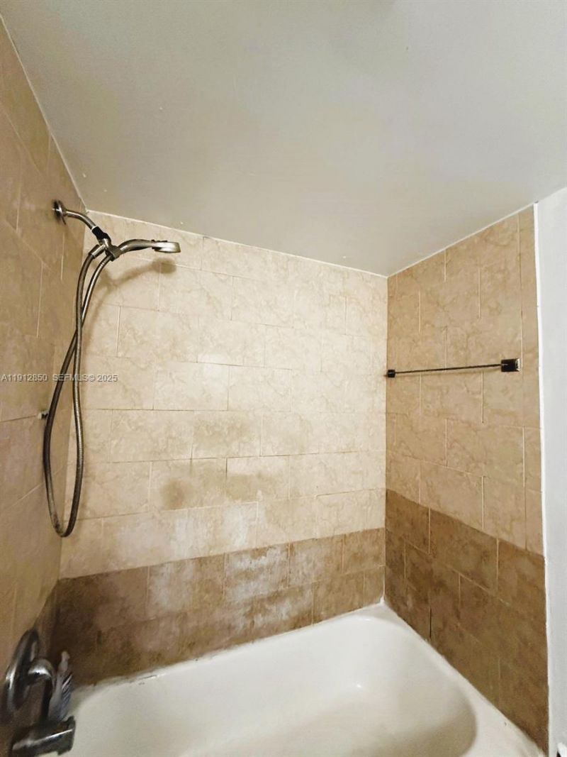 1401 NE 191st St, Unit D409, Miami, FL 33179 Photo