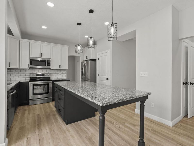 847 Claytonbend Drive, Galloway, OH 43119 Photo 9