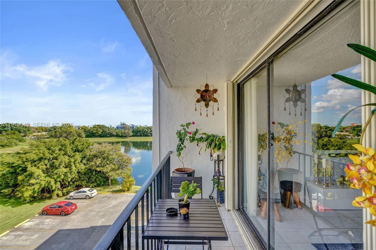 9686 Fontainebleau Blvd, Unit 507, Miami, FL 33172 Photo