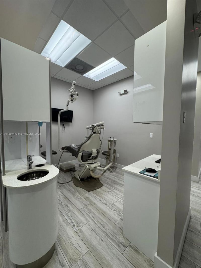 9440 W Commercial Blvd, Sunrise, FL 33351 Photo