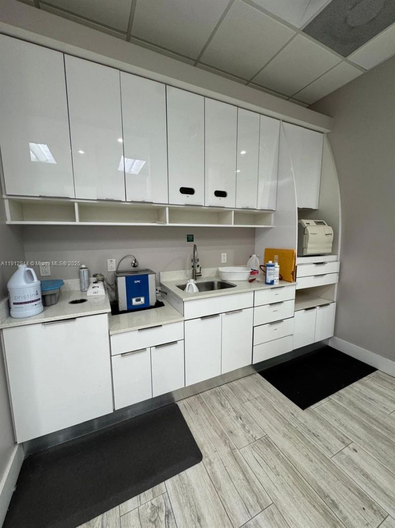9440 W Commercial Blvd, Sunrise, FL 33351 Photo