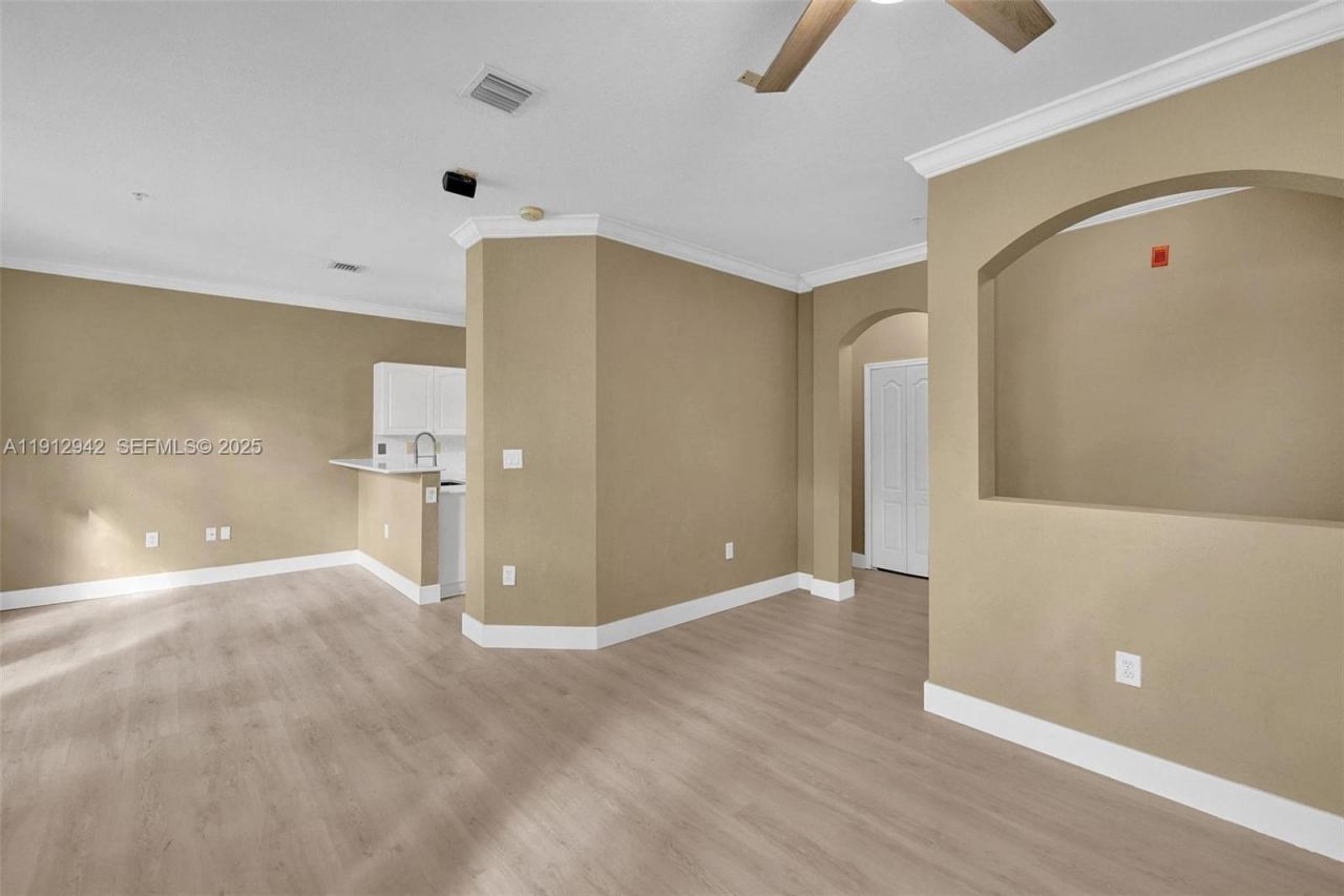 100 Jacaranda Country Club Dr, Unit 203, Plantation, FL 33324 Photo