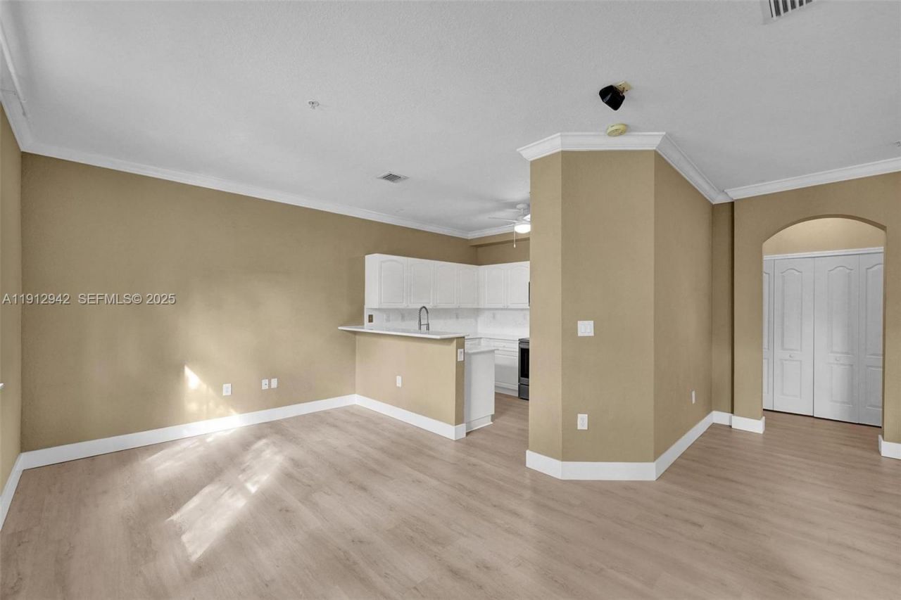 100 Jacaranda Country Club Dr, Unit 203, Plantation, FL 33324 Photo