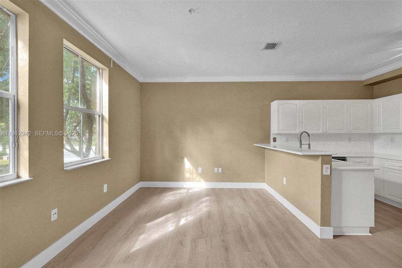 100 Jacaranda Country Club Dr, Unit 203, Plantation, FL 33324 Photo