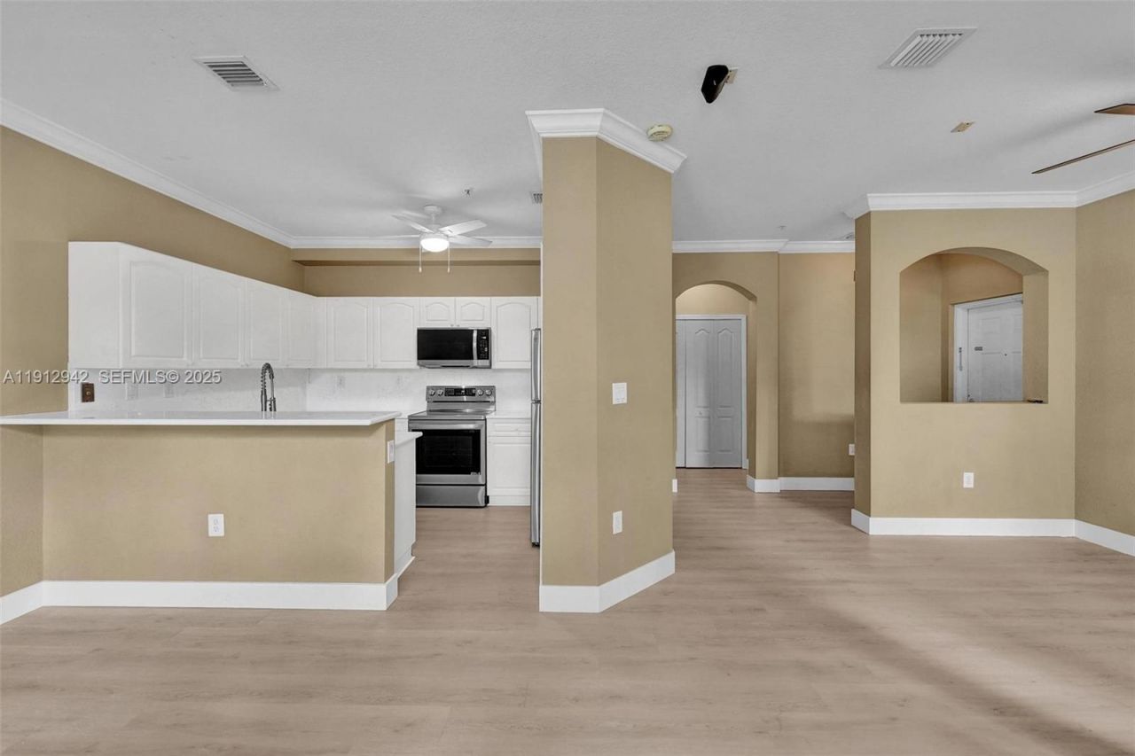 100 Jacaranda Country Club Dr, Unit 203, Plantation, FL 33324 Photo