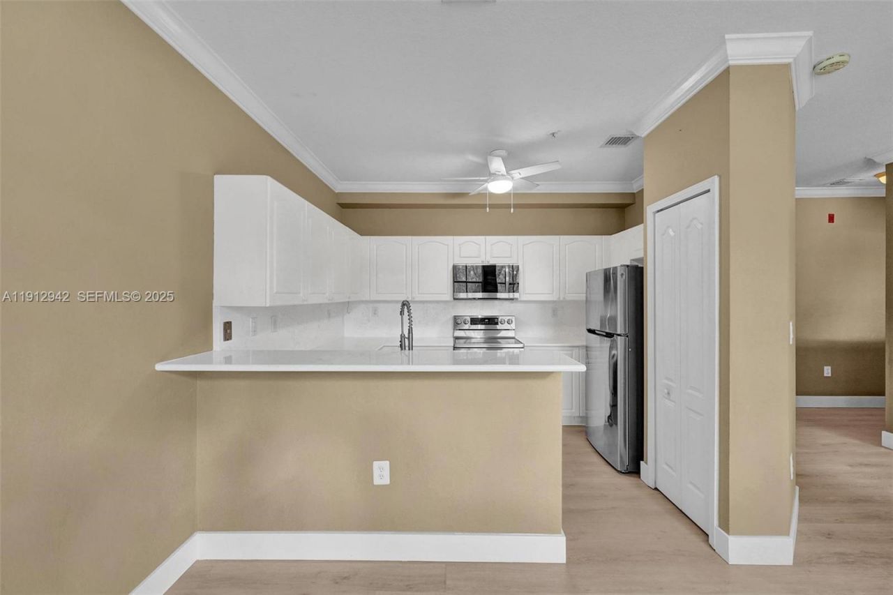 100 Jacaranda Country Club Dr, Unit 203, Plantation, FL 33324 Photo