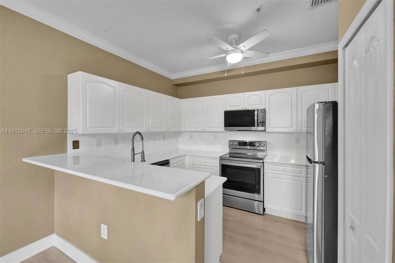 100 Jacaranda Country Club Dr, Unit 203, Plantation, FL 33324 Photo