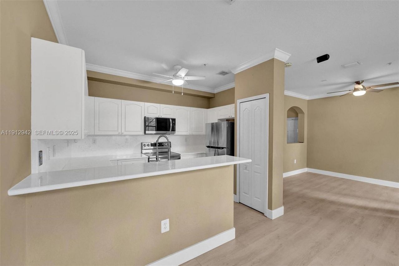 100 Jacaranda Country Club Dr, Unit 203, Plantation, FL 33324 Photo