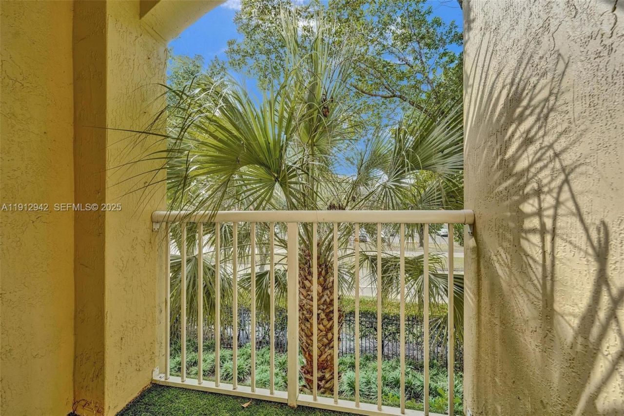 100 Jacaranda Country Club Dr, Unit 203, Plantation, FL 33324 Photo
