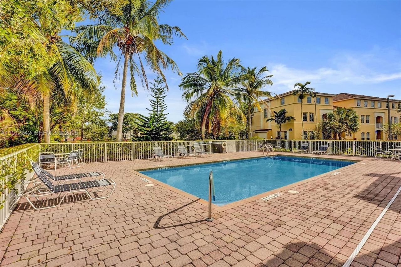 100 Jacaranda Country Club Dr, Unit 203, Plantation, FL 33324 Photo