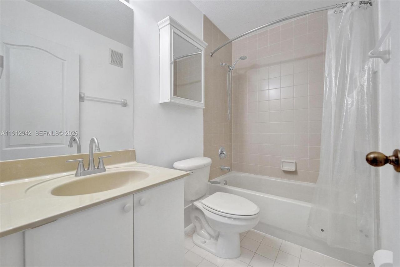 100 Jacaranda Country Club Dr, Unit 203, Plantation, FL 33324 Photo